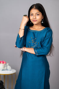 Thread Embroidered Floral Work Straight Kurti
